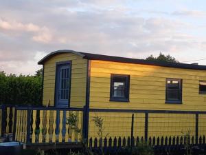 Maisons de vacances Roulotte et Jacuzzi de Rachel au Domaine du Reuze : photos des chambres