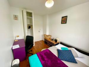 Bedroom in a house Chambre dans une Maison