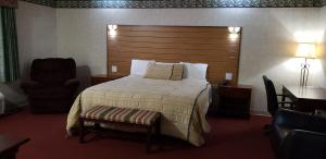 Deluxe King Room with Spa Bath room in Swiss Village Inn