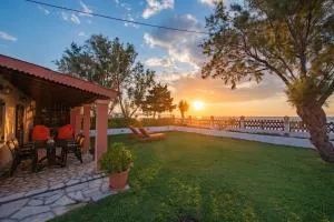 Villa Yiannitsis - Sunset by the Sea, Acharavi Beach - (( Litherés ))