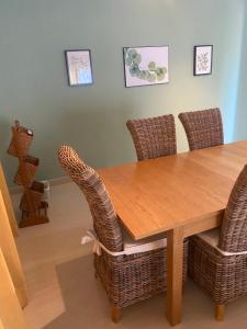 4 Bed Villa - Sleeps 9- Pool - Garden - Parking