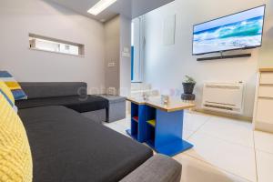 Modern Duplex Studio Tommy