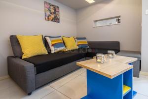 Modern Duplex Studio Tommy