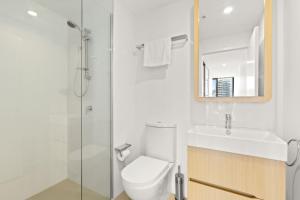 KOZYGURU SOUTH BRISBANE KOZY 2 BEDROOMS APT + FREE PARKING BRISBANE ONE QSB001-1203