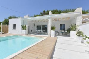 Il marchese in piscina