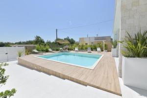 Il marchese in piscina