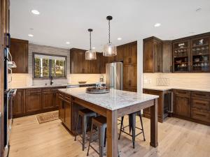 Five-Bedroom Holiday Home room in GreenHill Court Chalet