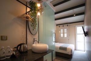 Phòng Giường Đôi Lớn Thủ Tướng có Ban Công - Mới Cải Tạo (Premier Queen Room with Balcony - Newly Renovated)
