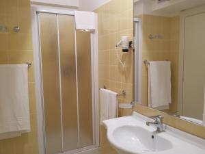 Double or Twin Room with Shower room in Hotel Posta