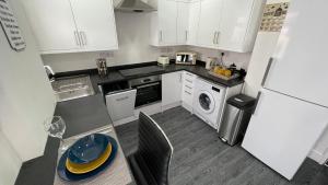 Contractor Accommodation Birmingham Large 6BR Free Parking