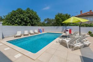Comfort apartments with pool for adults in Medulin