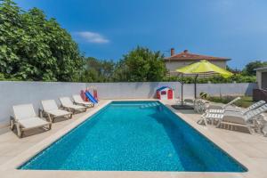 Comfort apartments with pool in Medulin