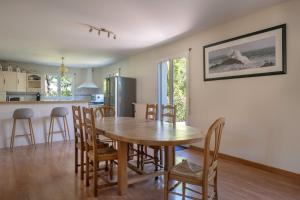 Vacances détente dans cette maison avec piscine à Crach