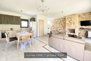 Aspri Petra Villa Rachoni - 3 bedrooms 7 guests