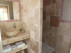 B&B / Chambres d'hotes La maison de la Cigale : Suite Lit Queen-Size - Vue sur Piscine
