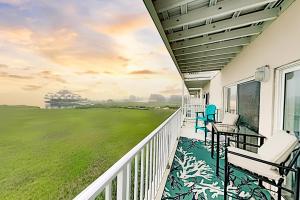 Three-Bedroom Apartment room in Stunning Sunset Views at Maresol - Walk to Beach condo