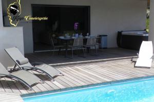 Villas Maison de vacances T3 piscine jacuzzi privee 5 min Mer : photos des chambres