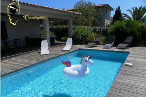 Villas Maison de vacances T3 piscine jacuzzi privee 5 min Mer : photos des chambres