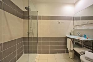 Hotels Hotel O'Nice Saintes : Chambre Familiale Classique (4 Adultes)