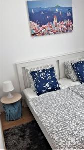 SUMMER NOVALJA Spacious Holiday Home with Private Garden, BBQ & 2 Parking Spaces