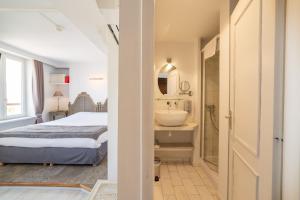 Hotels Logis - Hotel De La Mairie : photos des chambres