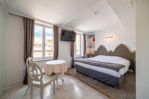 Hotels Logis - Hotel De La Mairie : Chambre Double Confort