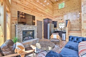 ‘Mountain Dew’ Cabin w Hot Tub & Scenic Views!