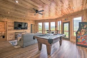 ‘Mountain Dew’ Cabin w Hot Tub & Scenic Views!