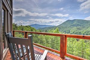 ‘Mountain Dew’ Cabin w Hot Tub & Scenic Views!