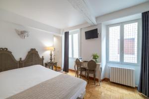 Hotels Logis - Hotel De La Mairie : Chambre Triple