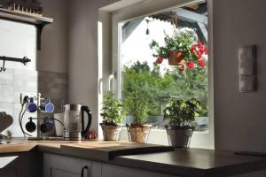 Drewniany domek nad jeziorem w Sitnie