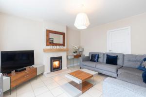 Modern Three Bedroom Home in Gloucester with Hot Tub