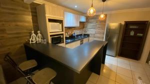 Piscina e Sinuca CASA Beto Carrero a 500m do Parque 1 suite e 2 quartos 3bwc a 300m da Praia churrasqueira e estacionamento privado