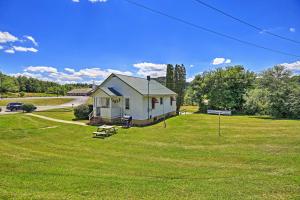 Quaint and Scenic Country Cottage, 3 Mi to New River