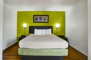 Deluxe King Room - Smoking room in Motel 6-Lawrenceville NJ