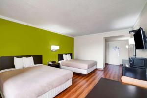 Quadruple Room - Non-Smoking room in Motel 6-Lawrenceville NJ