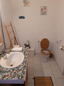 Maisons d'hotes La Margottiere chez isa et titi : Chambre Lit King-Size avec Douche Accessible en Fauteuil Roulant - Adaptée aux Personnes à Mobilité Réduite