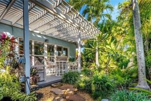 Lushly Landscaped Luxe Pool Home by Wilton Manors - image 1