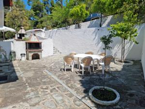 Beachfront Villa - 100m to Beach - Sleeps 10