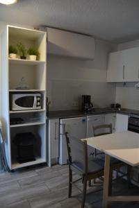 Studio MARMOTTE FONT-ROMEU 4 personnes avec balcon Résidence VAL SOLEIL entièrement rénové en juin 2021 place de PARKING & WIFI gratuit , draps & serviettes de toilettes non inclus, sabanas y toallas no incluidos