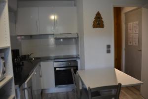 Appartements Studio MARMOTTE FONT-ROMEU 4 personnes avec balcon Residence VAL SOLEIL entierement renove en juin 2021 place de PARKING & WIFI gratuite , draps & serviettes de toilettes non inclus : photos des chambres