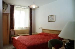 Hotels Les Portes du Cantal : Chambre Double avec Salle de Bains Privative