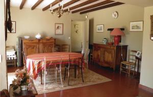 Maisons de vacances Amazing home in Bourgueil with 4 Bedrooms, WiFi and Outdoor swimming pool : photos des chambres