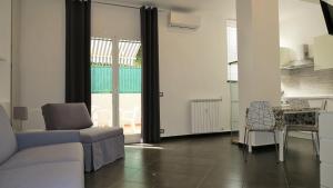 Karina, to the beach with terrace and private parking