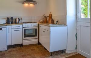 Maisons de vacances Stunning home in Domfront en Champagne with 2 Bedrooms, WiFi and Outdoor swimming pool : photos des chambres