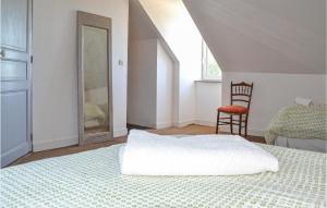 Maisons de vacances Gorgeous Home In Domfront En Champagne With Kitchen : photos des chambres