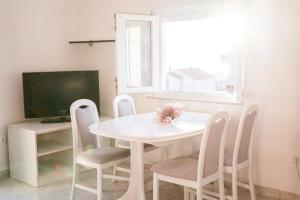 Zadar, The Florens Residence - Apartments near the Beach with the New Pool & Garden, BBQ and Kids playground