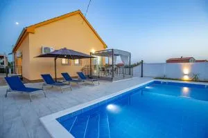 Villa Family and Friends private heated pool with jacuzzi - Crno