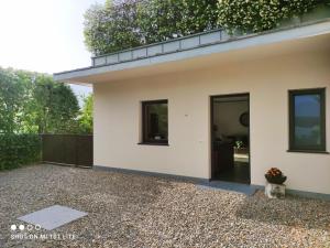 Ruhige Ferienwohnung mit Garten und Garage in Privatvilla