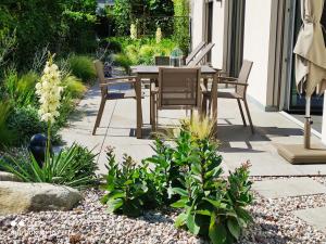 Ruhige Ferienwohnung mit Garten und Garage in Privatvilla